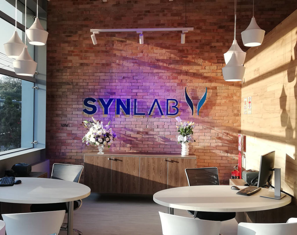 Laboratorio Synlab con Ladrillo Artesanal