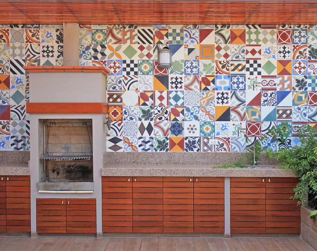 Terraza con Mosaico Empastado Mix y Granito