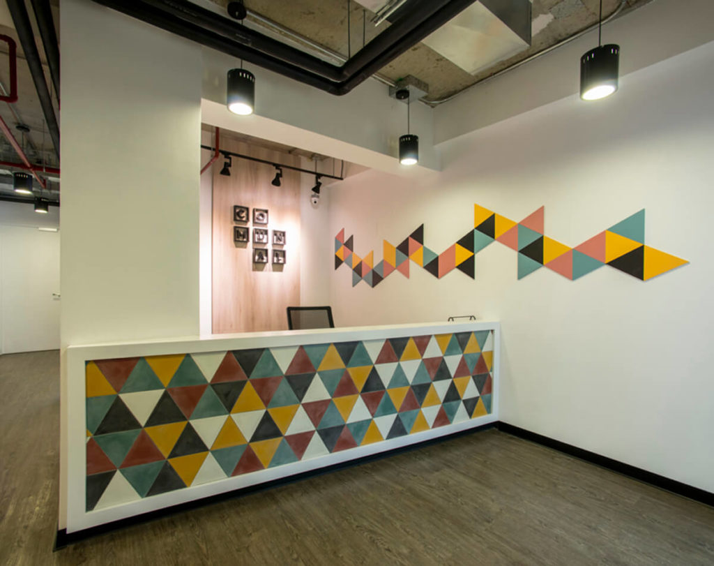 Oficina Comunal con Mosaico Triangular Unicolor