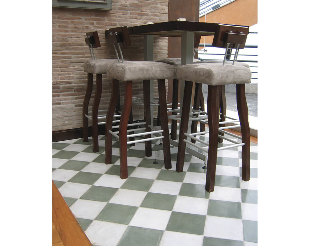 Restaurante Sofá Café con Losetas de Concreto y Mosaicos Empastados