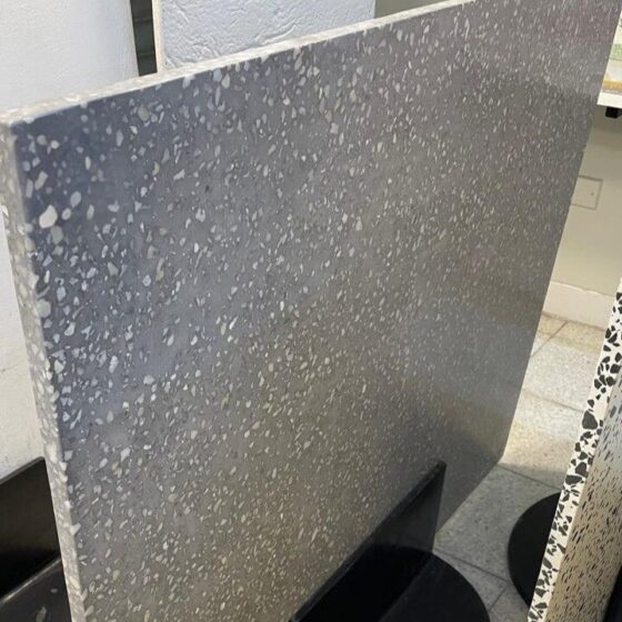 OFERTA TABLERO GRIS OSCURO GRANO 023 BORDE PULIDO 1.08X0.87X2 CM ESP