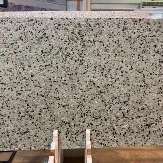 OFERTA TABLERO VERDE RUSTICO #23 CON GRANOS NEGRO,MARRON,BLANCO -4 LADOS SEMI BOLEADO - 0.89X0.63X2CM