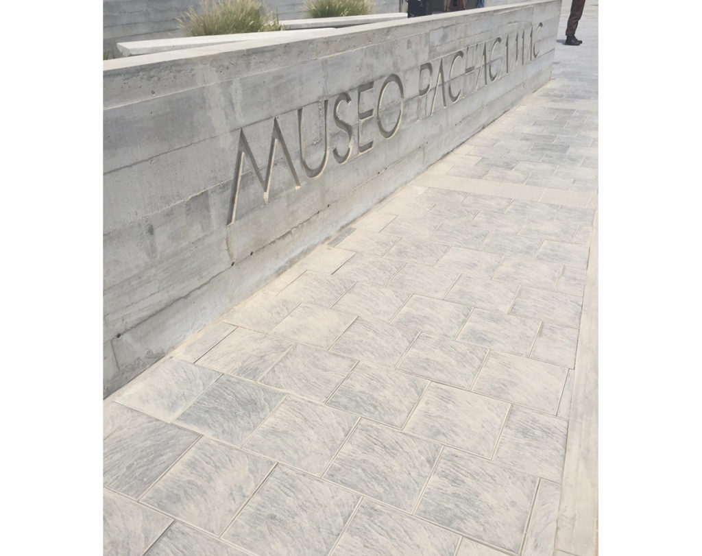 Museo de Pachacamac con Loseta de Concreto y Mosaico Empastado
