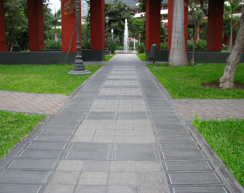 Universidad de Lima con Losetas de Concreto